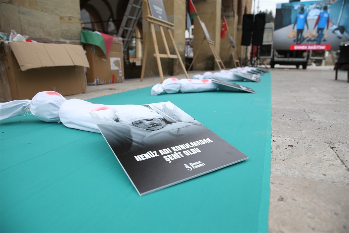 Kastamonu'da Gazze'deki insanlık dramına dikkati çekmek amacıyla "Küçük Kefenler Sergisi"...