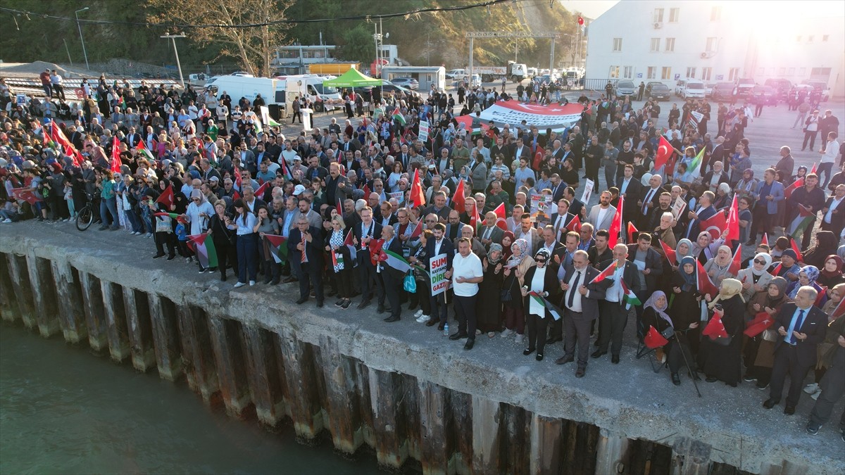 Kastamonu'nun İnebolu ilçesinde Küresel Sumud Filosu'na destek olmak ve İsrail'in saldırılarını...