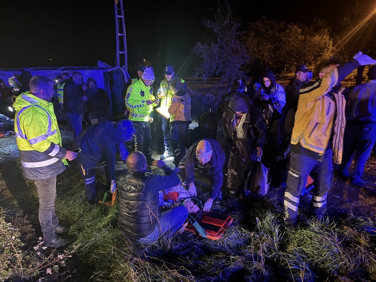 Kastamonu'nun Taşköprü ilçesinde devrilen tur midibüsündeki 25 kişi yaralandı.