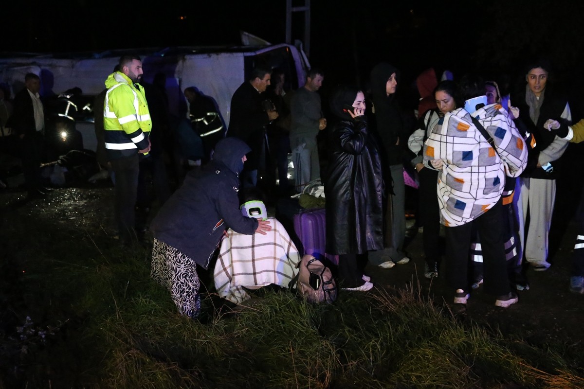 Kastamonu'nun Taşköprü ilçesinde tur midibüsünün devrilmesi sonucu yaralananlara müdahale...