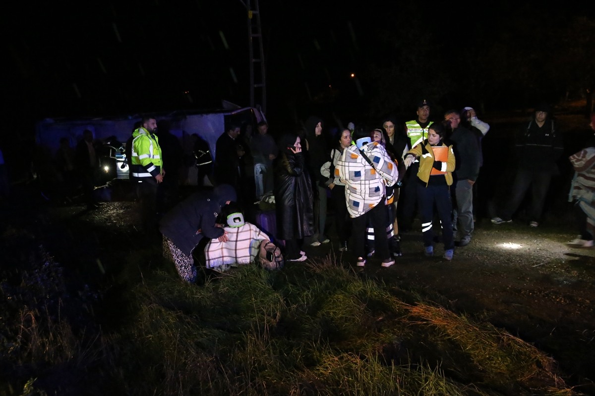 Kastamonu'nun Taşköprü ilçesinde tur midibüsünün devrilmesi sonucu yaralananlara müdahale...