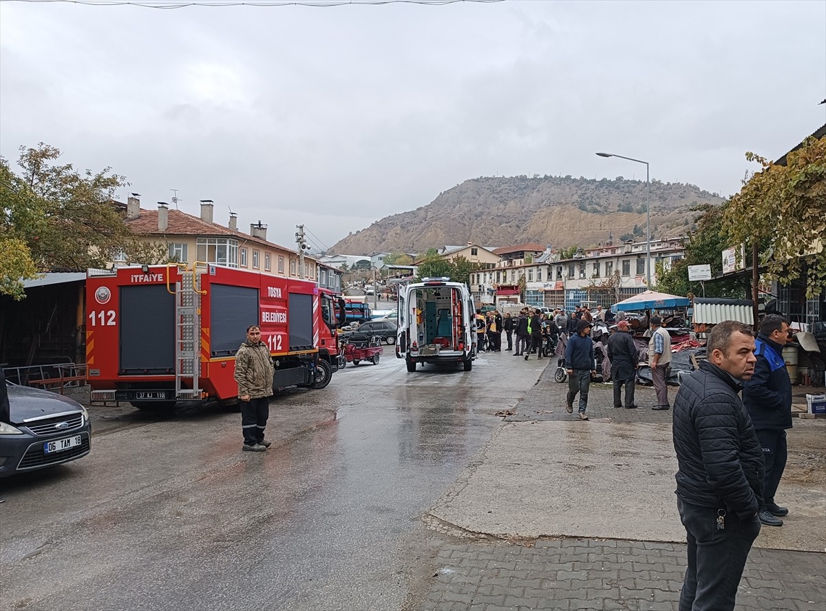 Kastamonu'nun Tosya ilçesinde bir iş yerinde çıkan yangında 2 kişi yaralandı.
