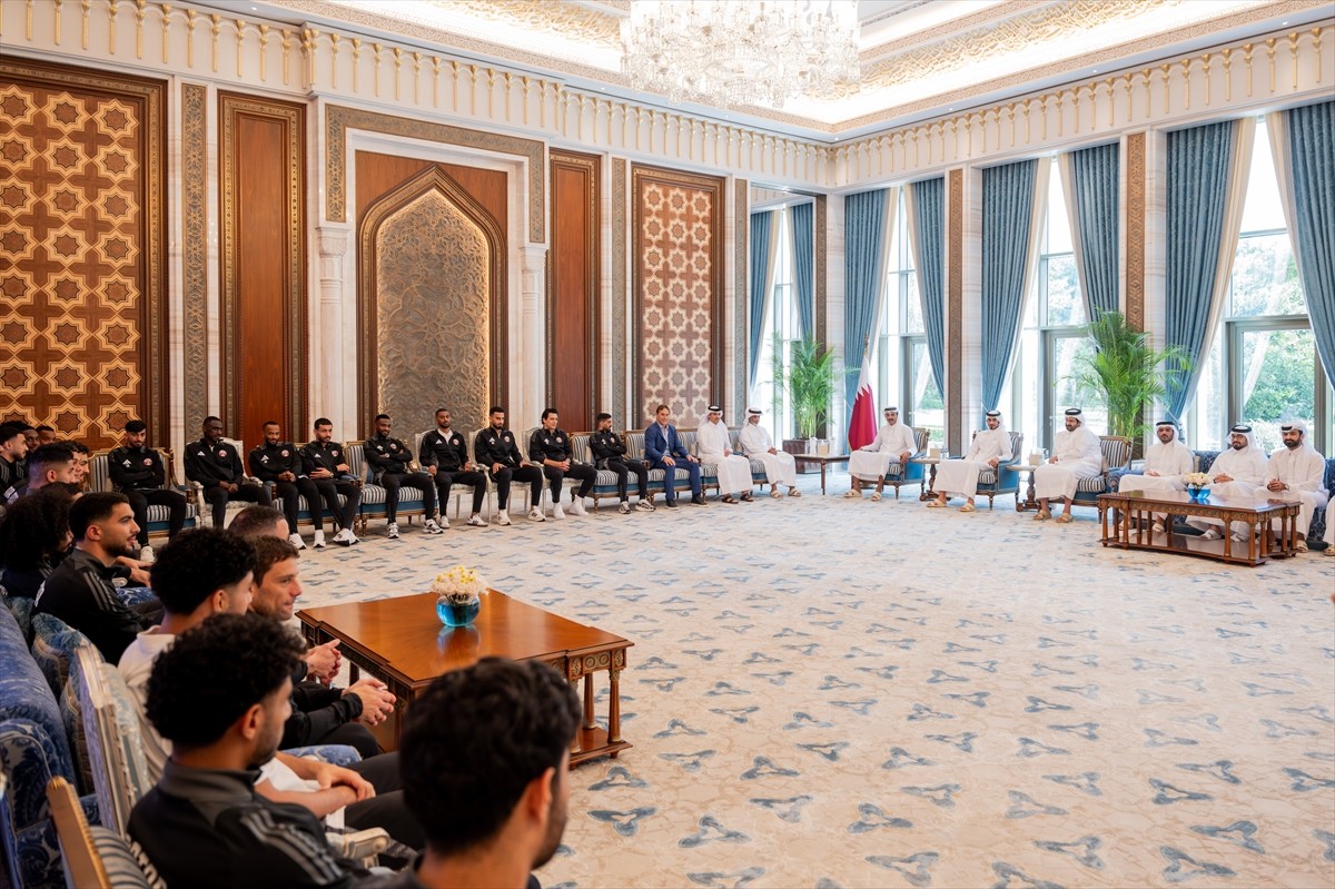 Katar Emiri Şeyh Temim bin Hamed Al Sani, 2026 FIFA Dünya Kupası'na katılmayı garantileyen Katar...
