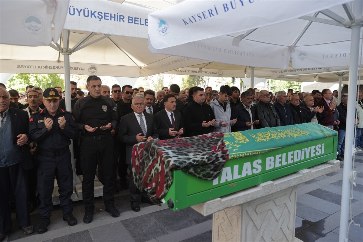 Kayseri'de eski eşi tarafından pompalı tüfekle öldürülen 3 çocuk annesi üniversite öğrencisi...