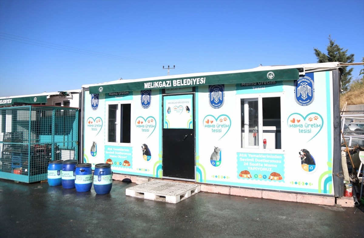 Kayseri'de Melikgazi Belediyesi, sıfır atık çalışmaları kapsamında yemek artıklarını işleyerek...