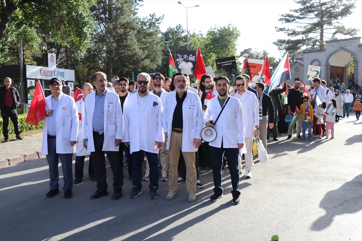 Kayseri'de sağlık çalışanları Gazze'deki soykırım dolayısıyla vicdan yürüyüşü düzenledi. Seyyid...