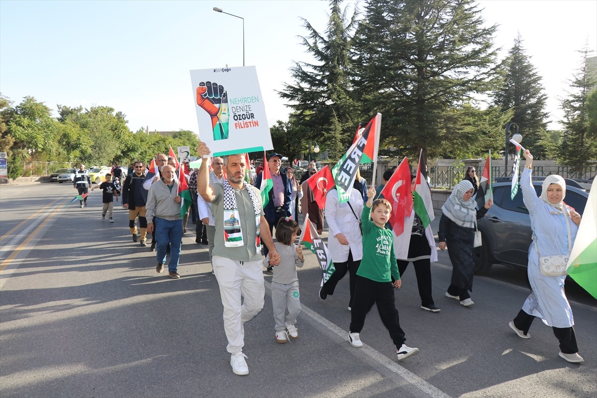 Kayseri'de sağlık çalışanları Gazze'deki soykırım dolayısıyla vicdan yürüyüşü düzenledi. Seyyid...