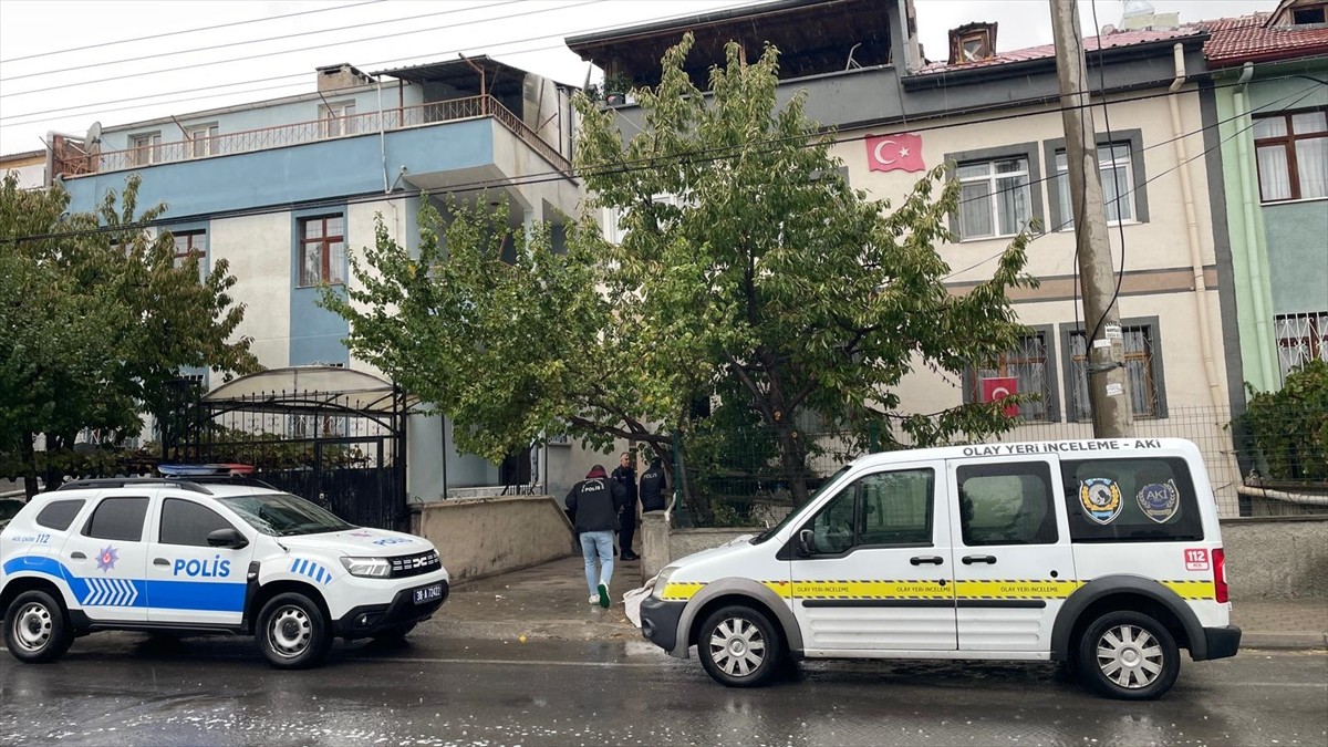 Kayseri'de tadilat yaptığı çatıyı kontrol ettiği sırada beton zemine düşen kişi yaralandı....