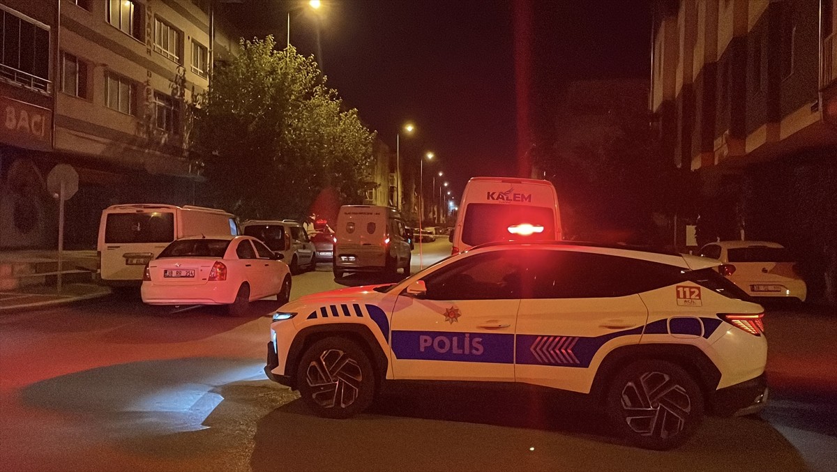 Kayseri'nin Kocasinan ilçesinde bir kişi, evinin bulunduğu sokakta uğradığı silahlı saldırıda ağır...