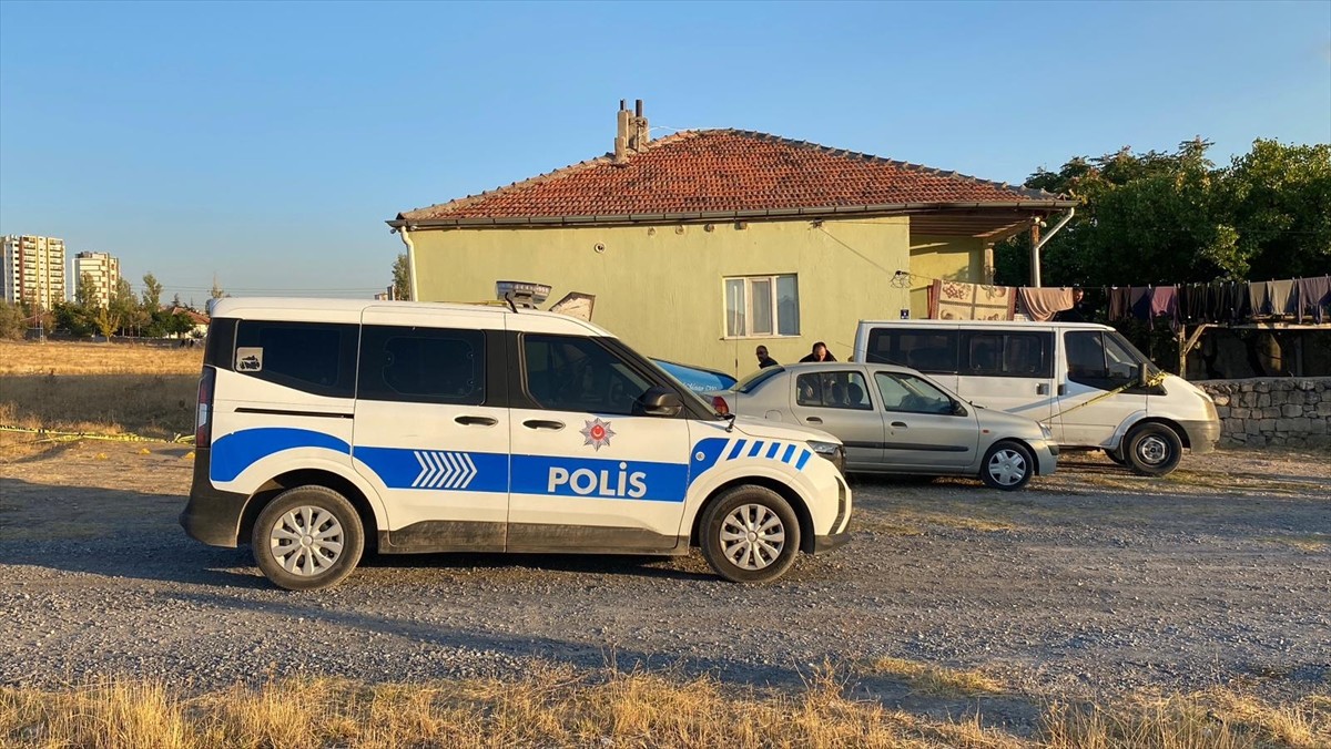 Kayseri'nin merkez Melikgazi ilçesinde evlerinin bahçesinde silahlı saldırıya uğrayan baba ve oğlu...