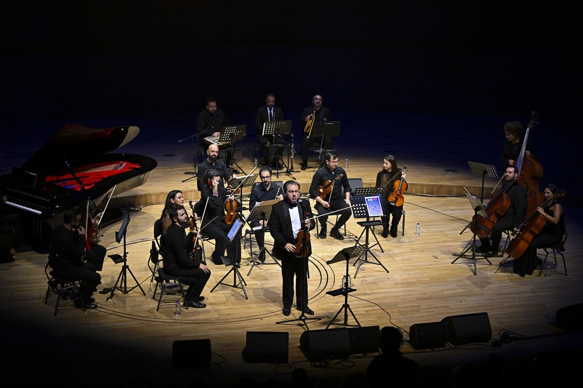 Keman virtüözü Cihat Aşkın ile bariton Teyfik Rodos, CSO Ada Ankara Ziraat Bankası Ana Salon'da...