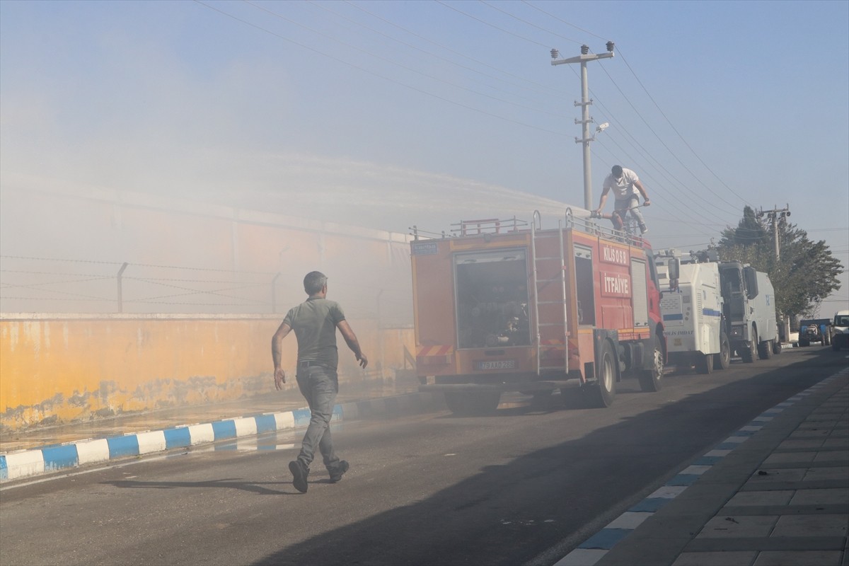 Kilis'te kauçuk üretim fabrikasında çıkan yangın hasara neden oldu.