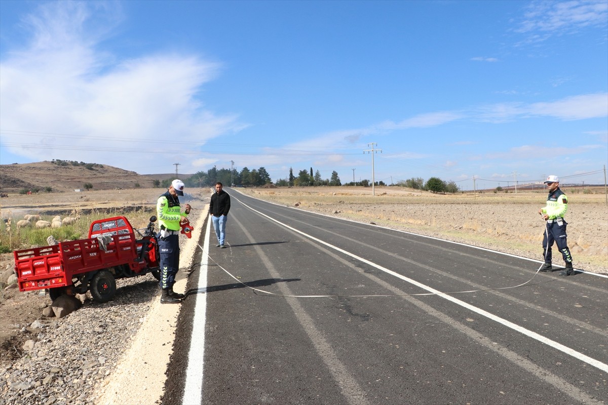 Kilis'te, Polateli ilçesine bağlı Polatbey köyü mevkisinde 3 tekerlekli elektrikli motosikletin...