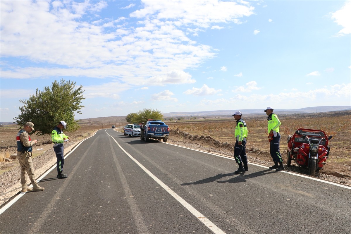 Kilis'te, Polateli ilçesine bağlı Polatbey köyü mevkisinde 3 tekerlekli elektrikli motosikletin...