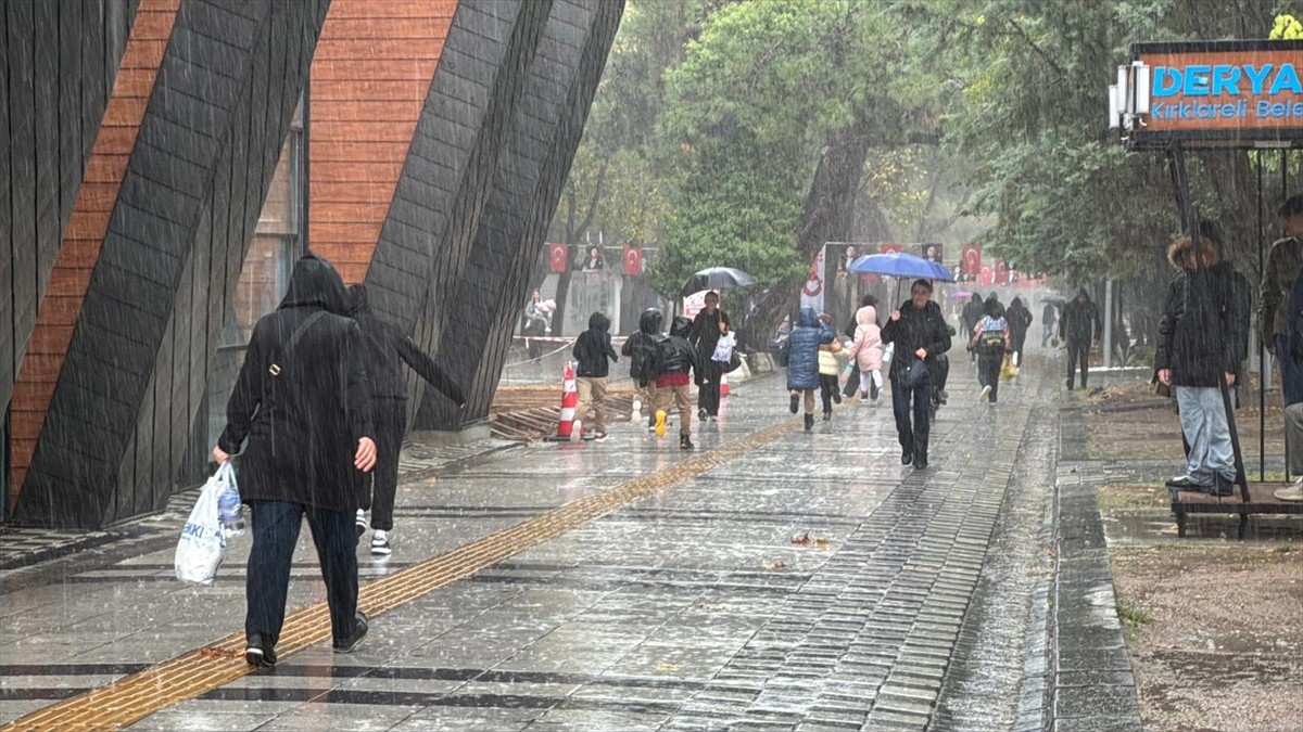 Kırklareli'nde sağanak etkili oluyor. Kentte öğle saatlerinde hafif başlayan sağanak, zaman zaman...