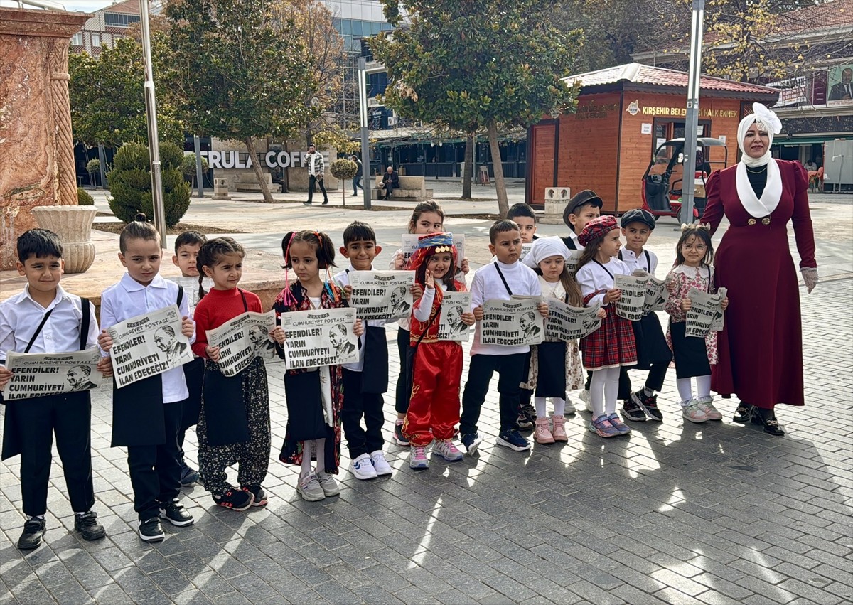 Kırşehir'de anaokulu öğrencileri, Cumhuriyet'in ilan edilişinin temsili gazetesini vatandaşlara...