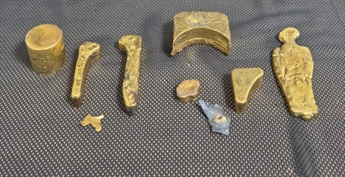 Kırşehir'de bir taksideki kıyma ve hamur yoğurma makineleri ile ayakkabı üretim kalıbı içine...