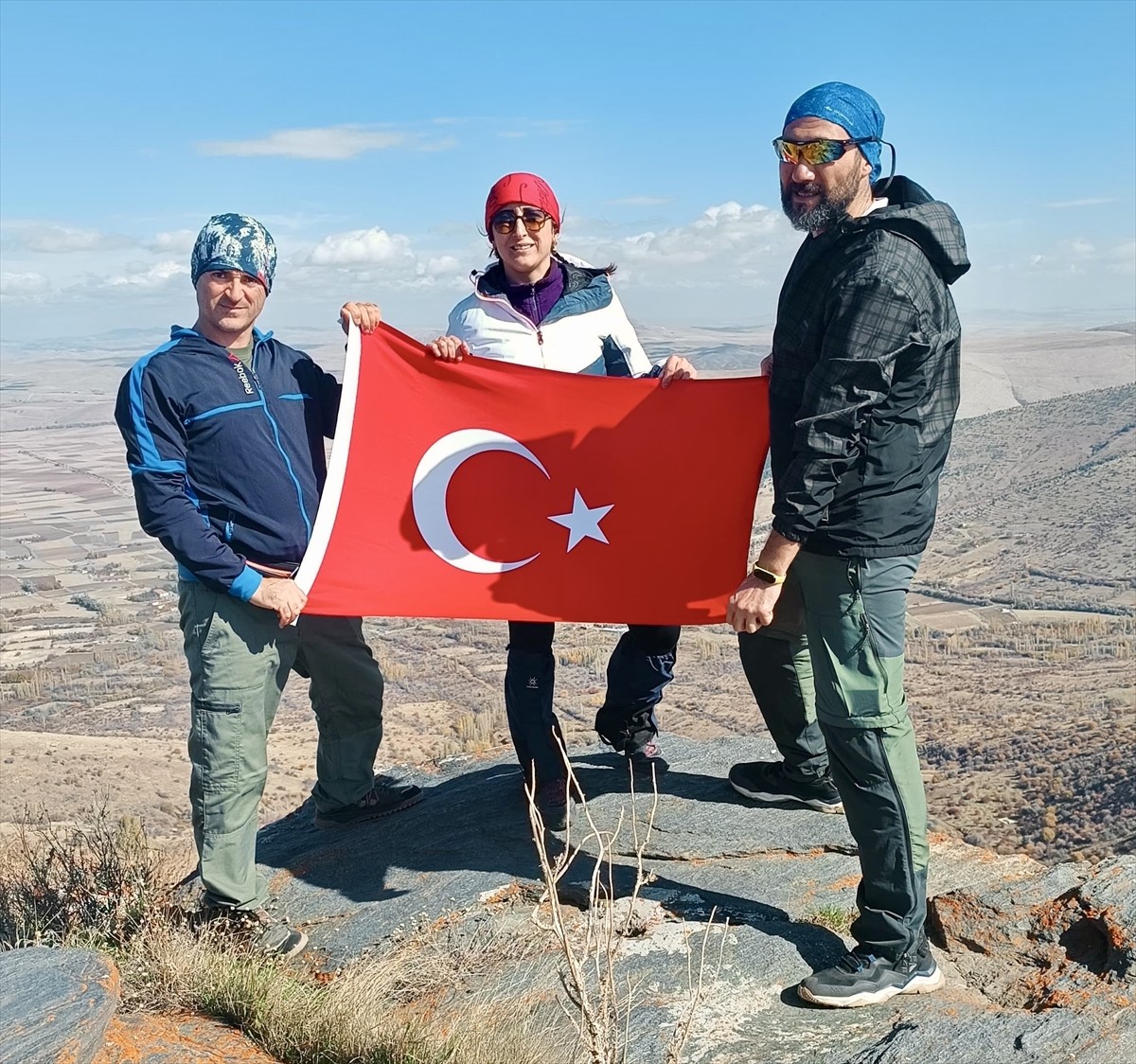 Kırşehirli dağcılar, Cumhuriyet'in 102. yılı dolayısıyla Kaman ilçesindeki 1823 metre...