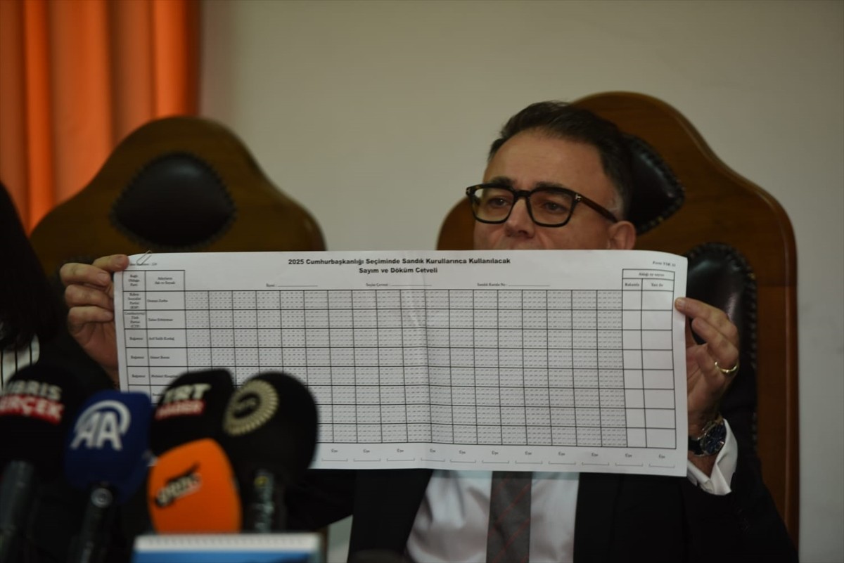 KKTC Yüksek Seçim Kurulu Başkanı Bertan Özerdağ, seçimde kullanılacak yazılım programının dışardan...