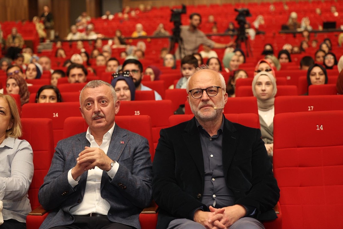 Kocaeli'de bu yıl 15'incisi düzenlenen kitap fuarının ilk gününde söyleşi ve imza etkinlikleri...