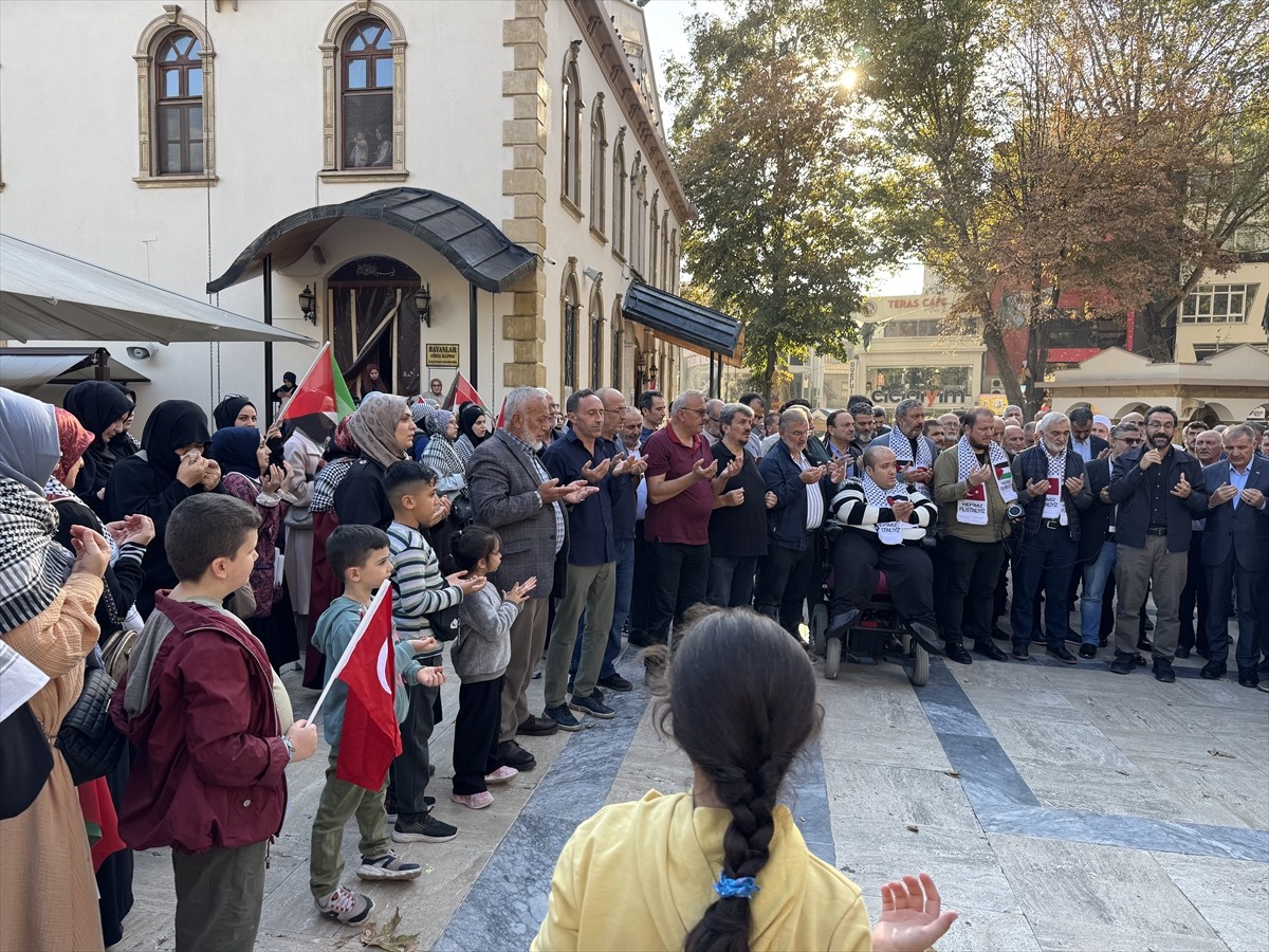 Kocaeli'de, Filistin'e Destek Platformu öncülüğünde bir araya gelen sivil toplum kuruluşu üyeleri...