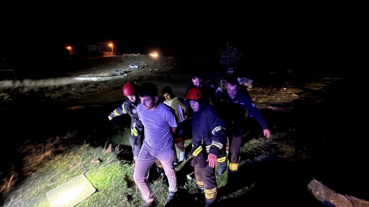Kocaeli'nin Darıca ilçesinde devrilen otomobildeki 2 kişi yaralandı.