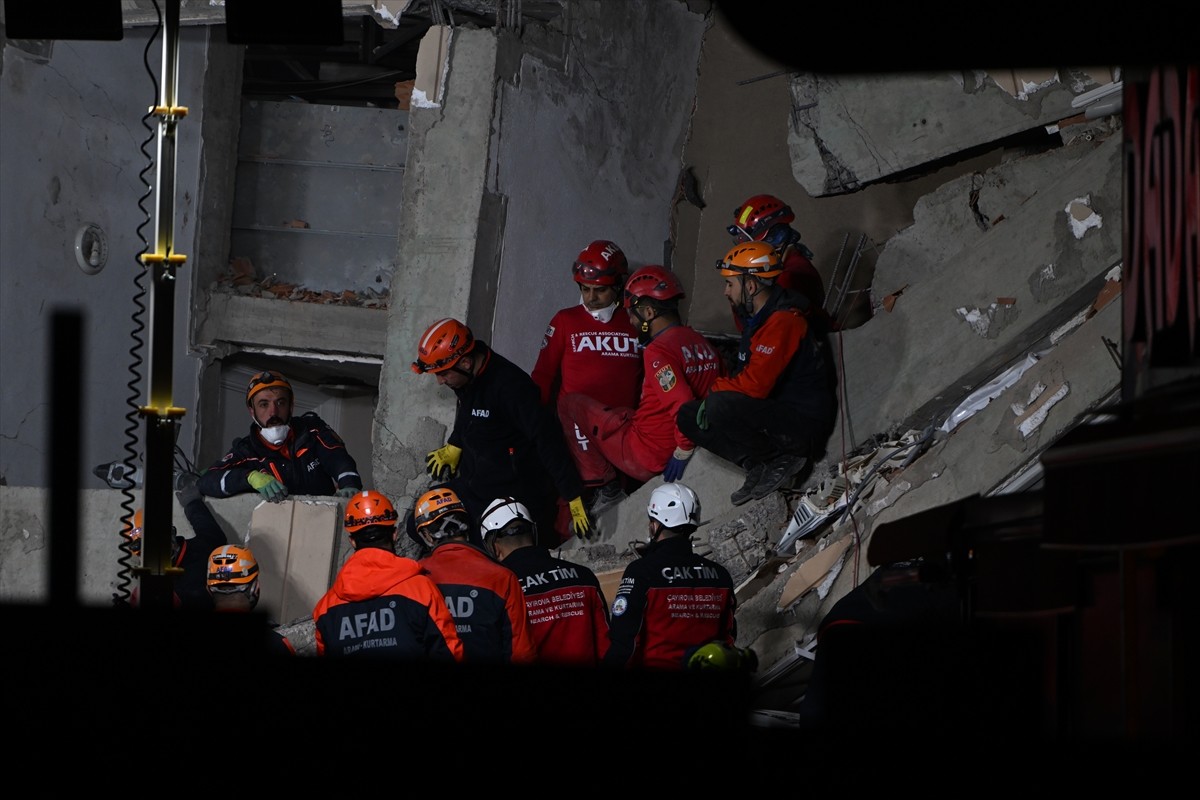 Kocaeli'nin Gebze ilçesinde çöken binada arama kurtarma çalışmalarına akşam saatlerinde de devam...