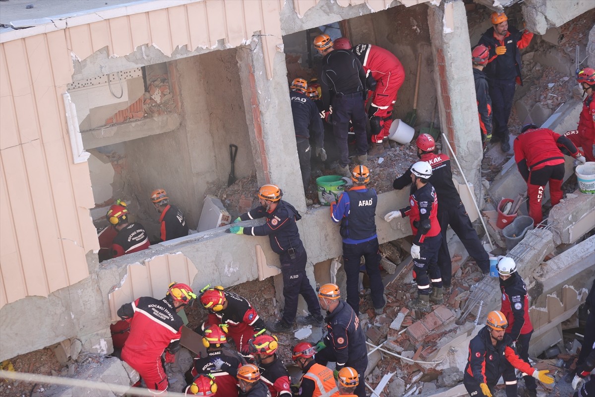 Kocaeli'nin Gebze ilçesinde çöken binada arama kurtarma çalışmalarına devam ediliyor. Çok sayıda...