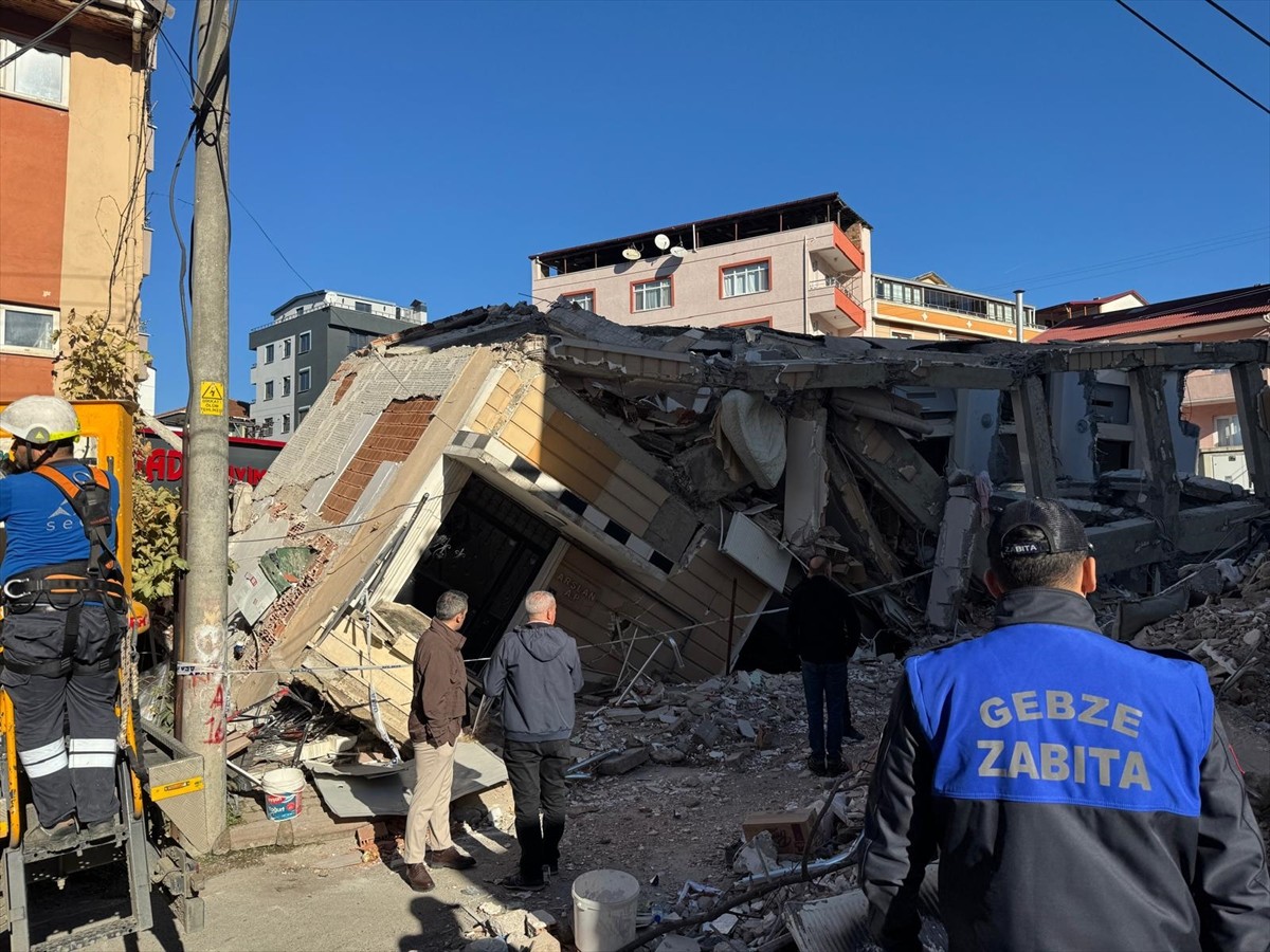 Kocaeli'nin Gebze ilçesinde dün çöken 7 katlı binanın enkazında bilirkişi heyeti inceleme...