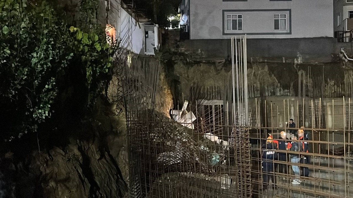 Kocaeli'nin Gebze ilçesinde müstakil evin duvarının çökmesi sonucu bina tedbir amaçlı tahliye...