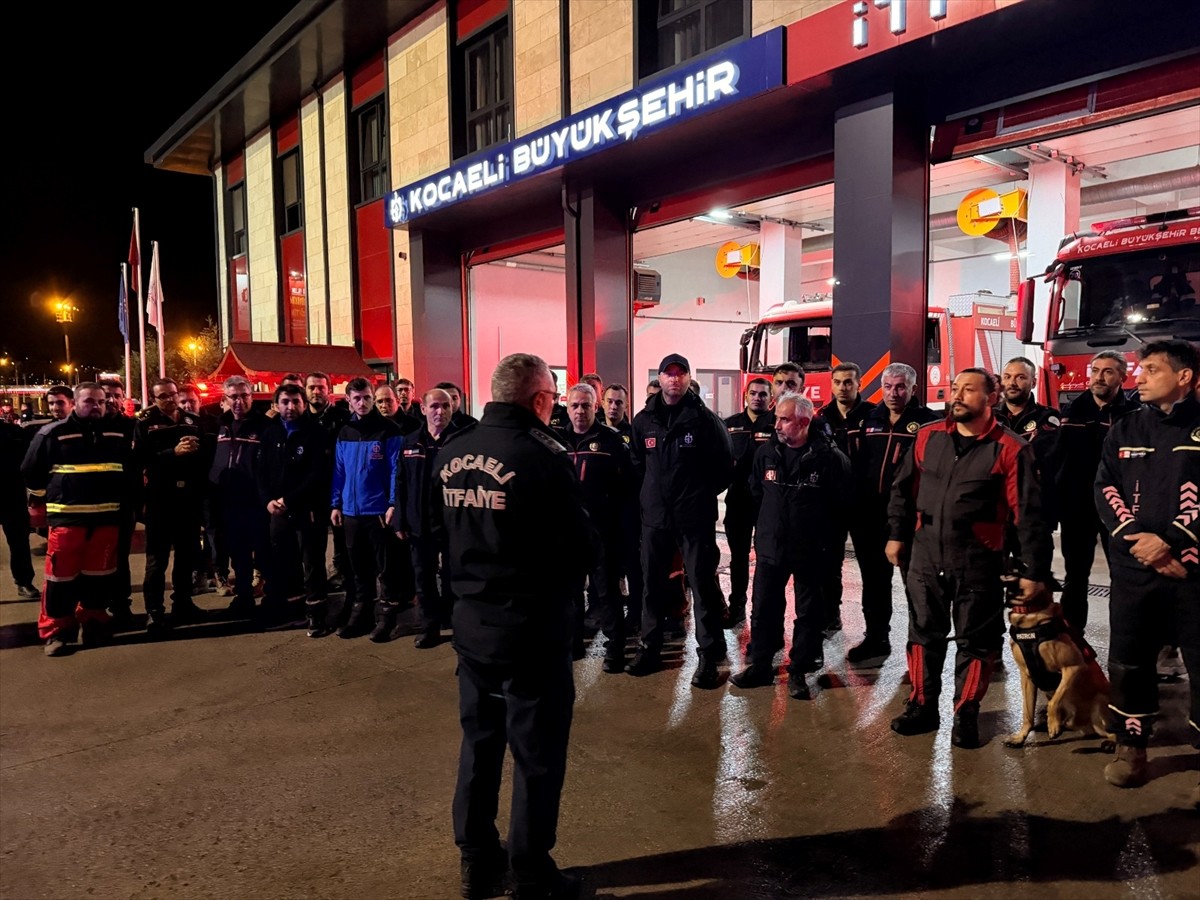 Kocaeli Büyükşehir Belediyesi, Balıkesir'in Sındırgı ilçesinde meydana gelen 6,1 büyüklüğündeki...