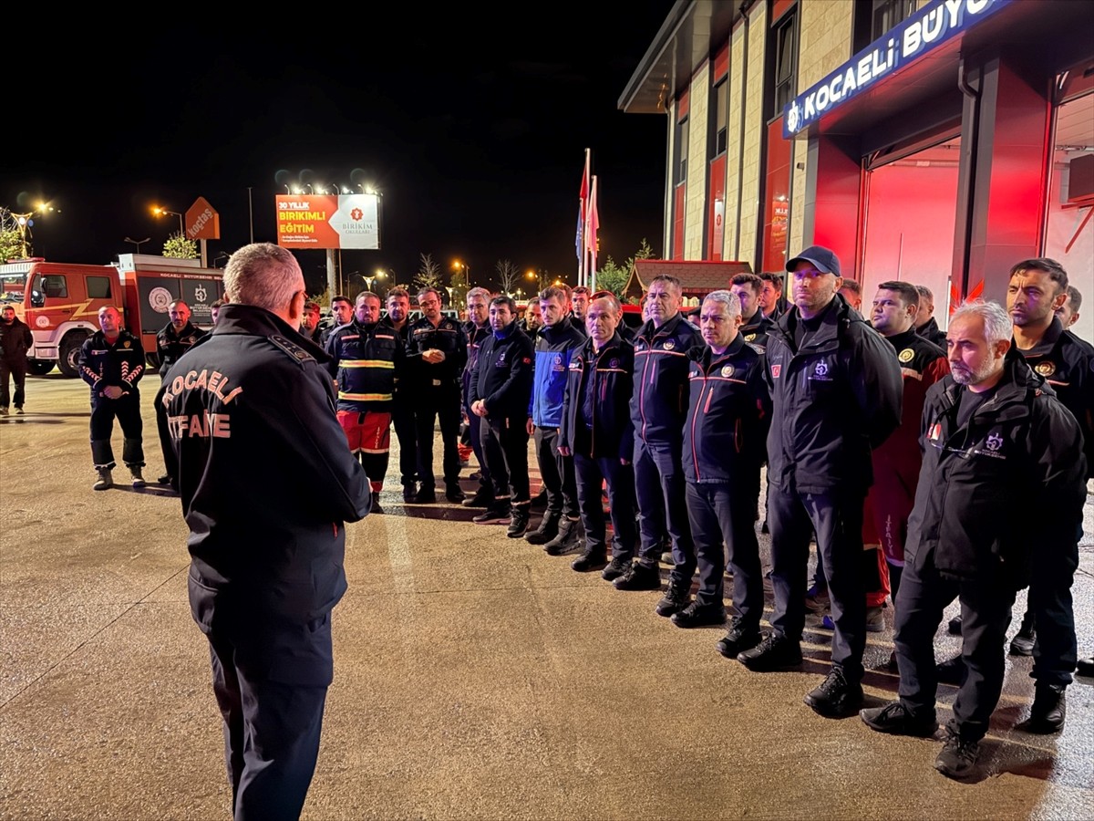 Kocaeli Büyükşehir Belediyesi, Balıkesir'in Sındırgı ilçesinde meydana gelen 6,1 büyüklüğündeki...