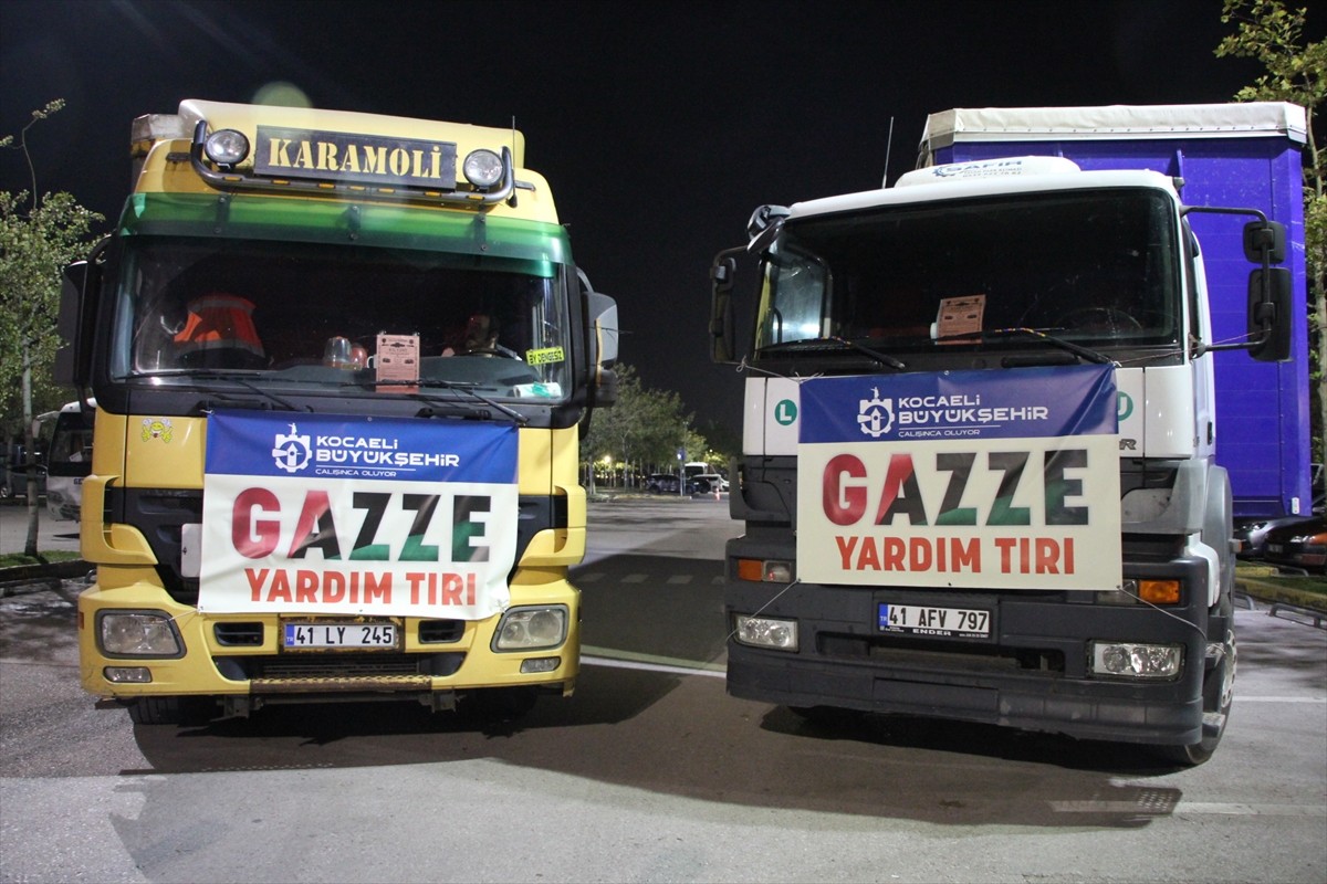 Kocaeli Büyükşehir Belediyesi tarafından Gazze'ye gönderilmek üzere hazırlanan insani yardım...
