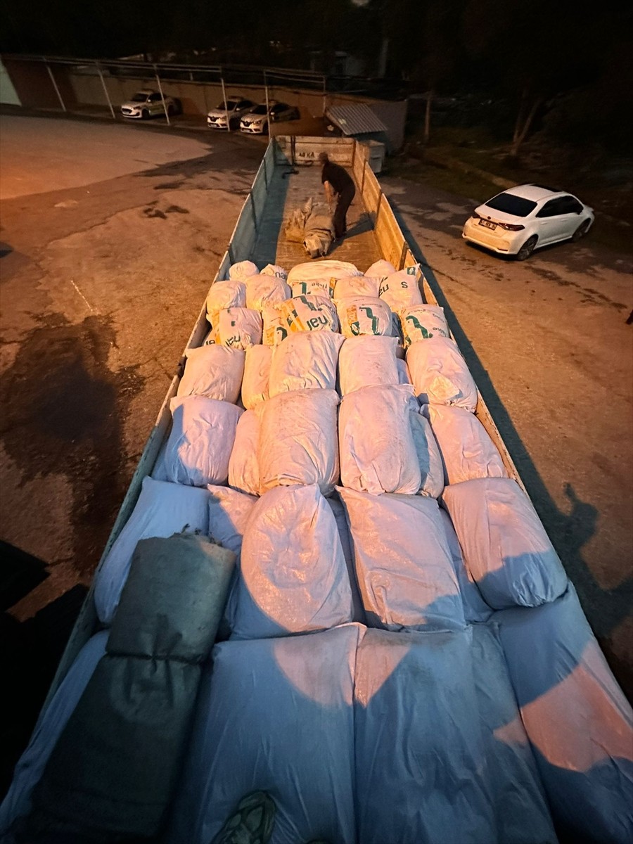 Kocaeli’de düzenlenen kaçakçılık operasyonunda 2 ton kıyılmış kaçak tütün ele...