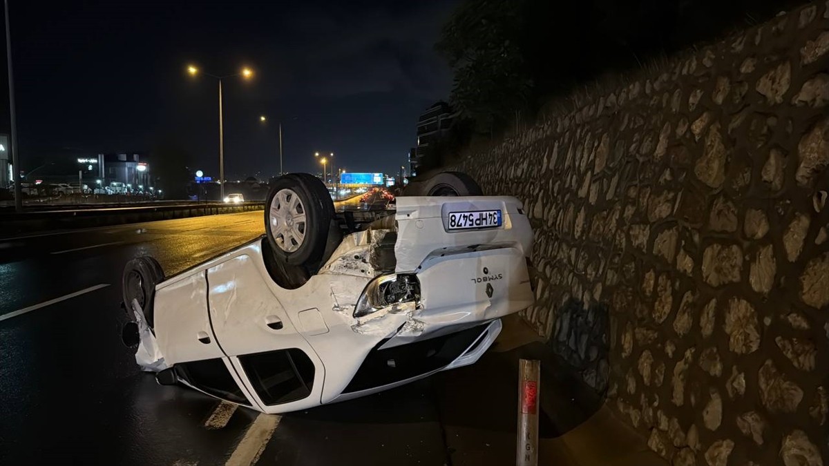 Kocaeli’nin Gebze ilçesinde iki otomobilin çarpışması sonucu 2 kişi yaralandı.