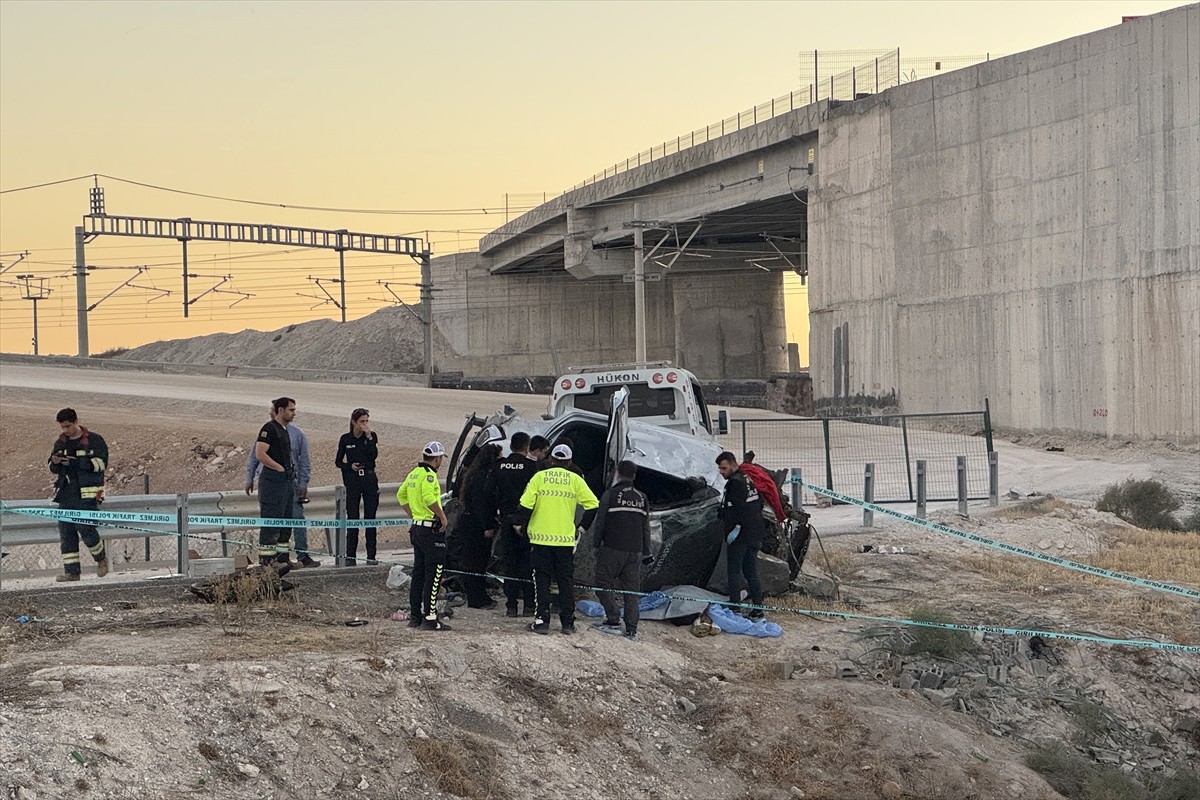 Konya'nın Meram ilçesinde devrilen otomobildeki 1 kişi öldü, 1 kişi yaralandı.