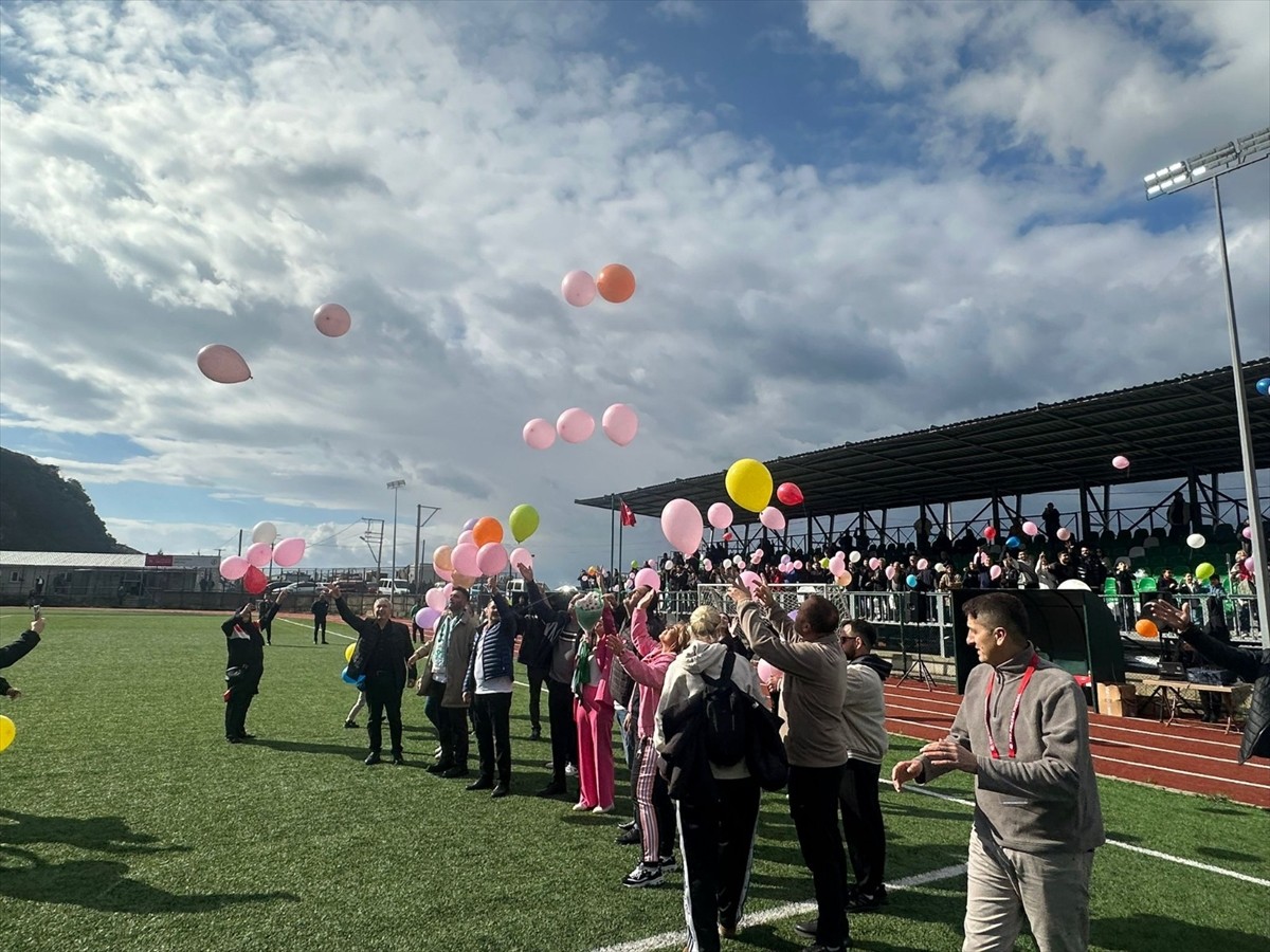 Kozlu Belediyespor- Çaycuma Velioğlu Gelişimspor müsabakası öncesince göğüs kanserini yenen 38...