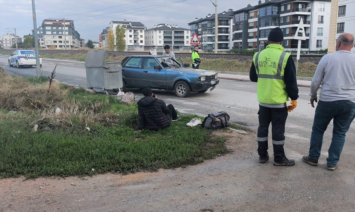 Kütahya'da ehliyetsiz sürücünün idaresindeki otomobilin çarptığı 2 kişi yaralandı. Kaza yerine...