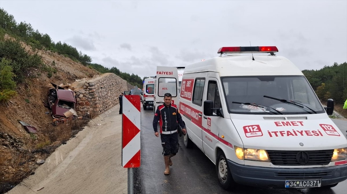 Kütahya'nın Emet ilçesinde, istinat duvarına çarpan otomobilin sürücüsü ile eşi hayatını...