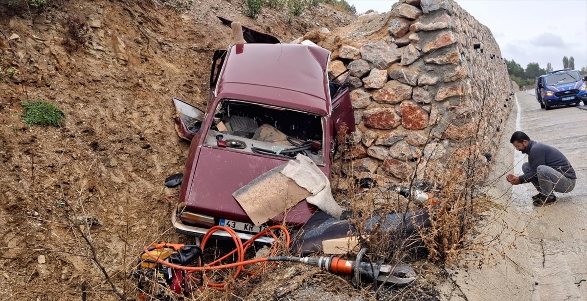 Kütahya'nın Emet ilçesinde, istinat duvarına çarpan otomobilin sürücüsü ile eşi hayatını...