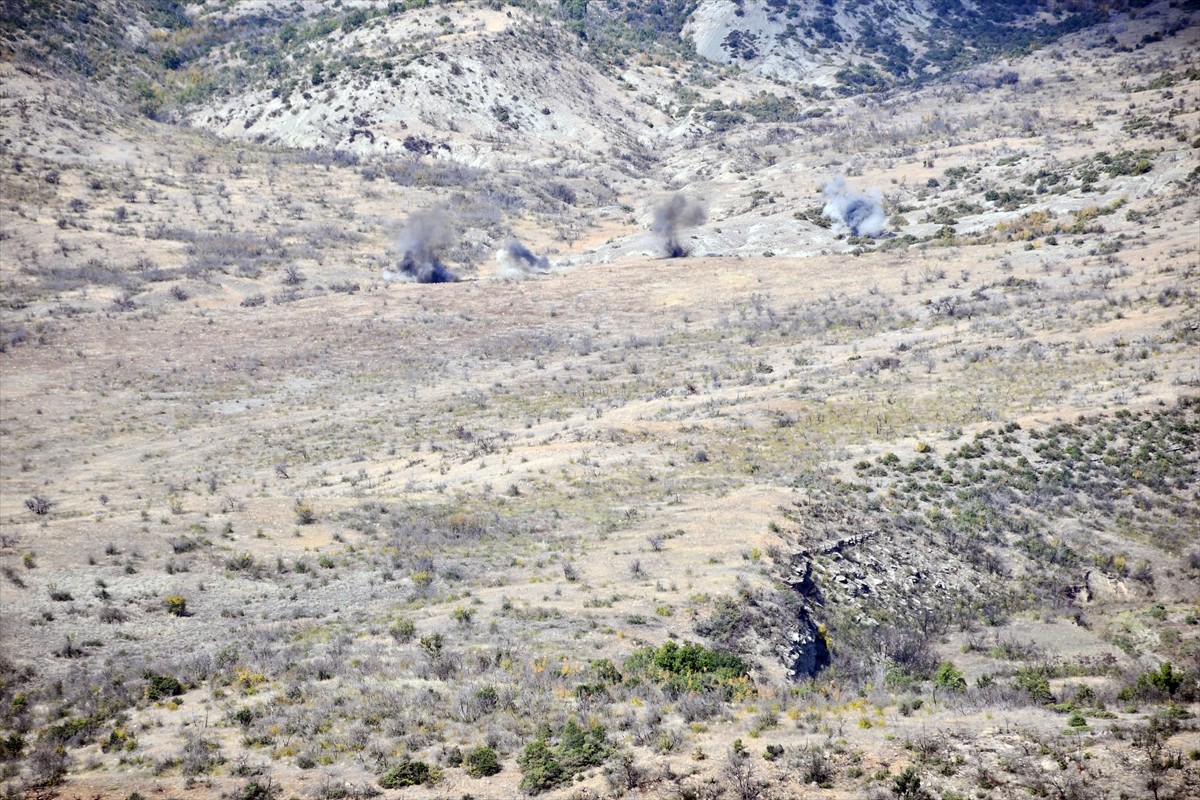 Kuzey Makedonya'nın Negotino şehri yakınlarında, Türkiye'den temin edilen askeri teçhizat ve...