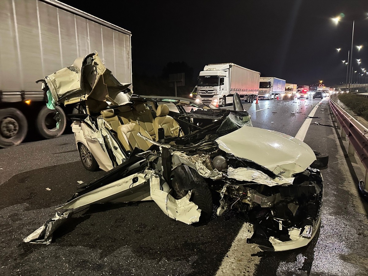 Kuzey Marmara Otoyolu'nun Sultanbeyli kesiminde, otomobilin kamyonete çarpması sonucu 3 kişi...