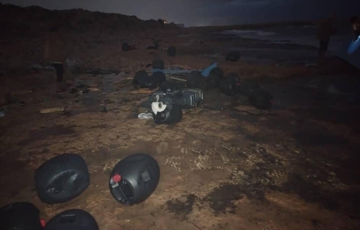 Libya makamları, ülkenin batısındaki Surman kenti açıklarında düzensiz göçmenleri taşıyan bir...