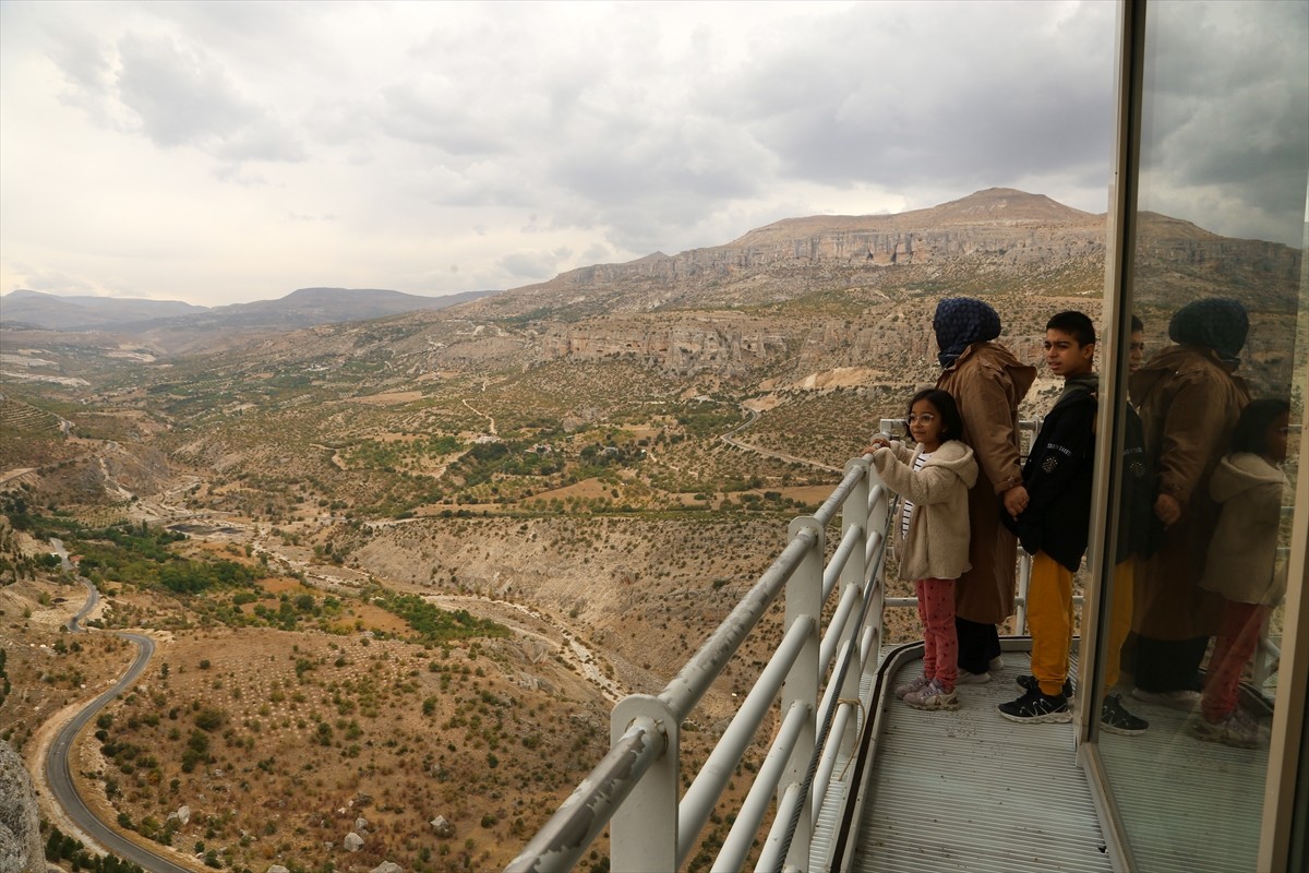 Malatya'nın Akçadağ ilçesinde, geçmişi 65 milyon yıl öncesine dayanan kaya oluşumlarıyla dikkati...