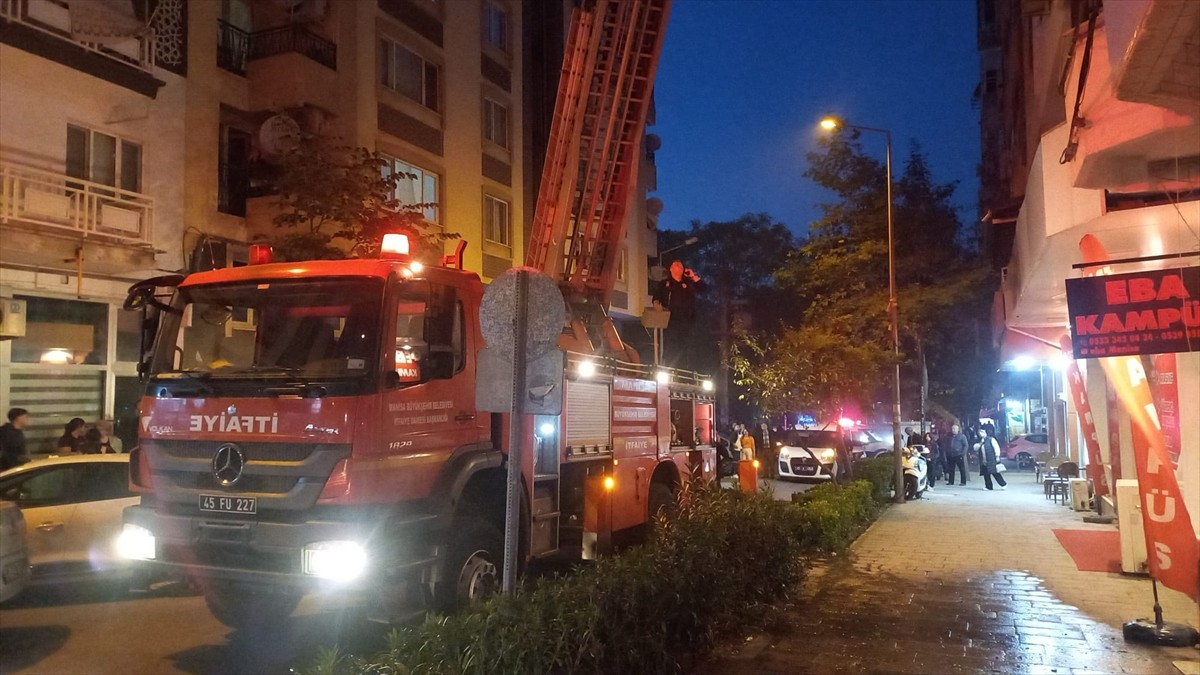 Manisa'da eşiyle tartışan kişi evini ateşe verdi. İhbar üzerine bölgeye itfaiye, sağlık ve polis...