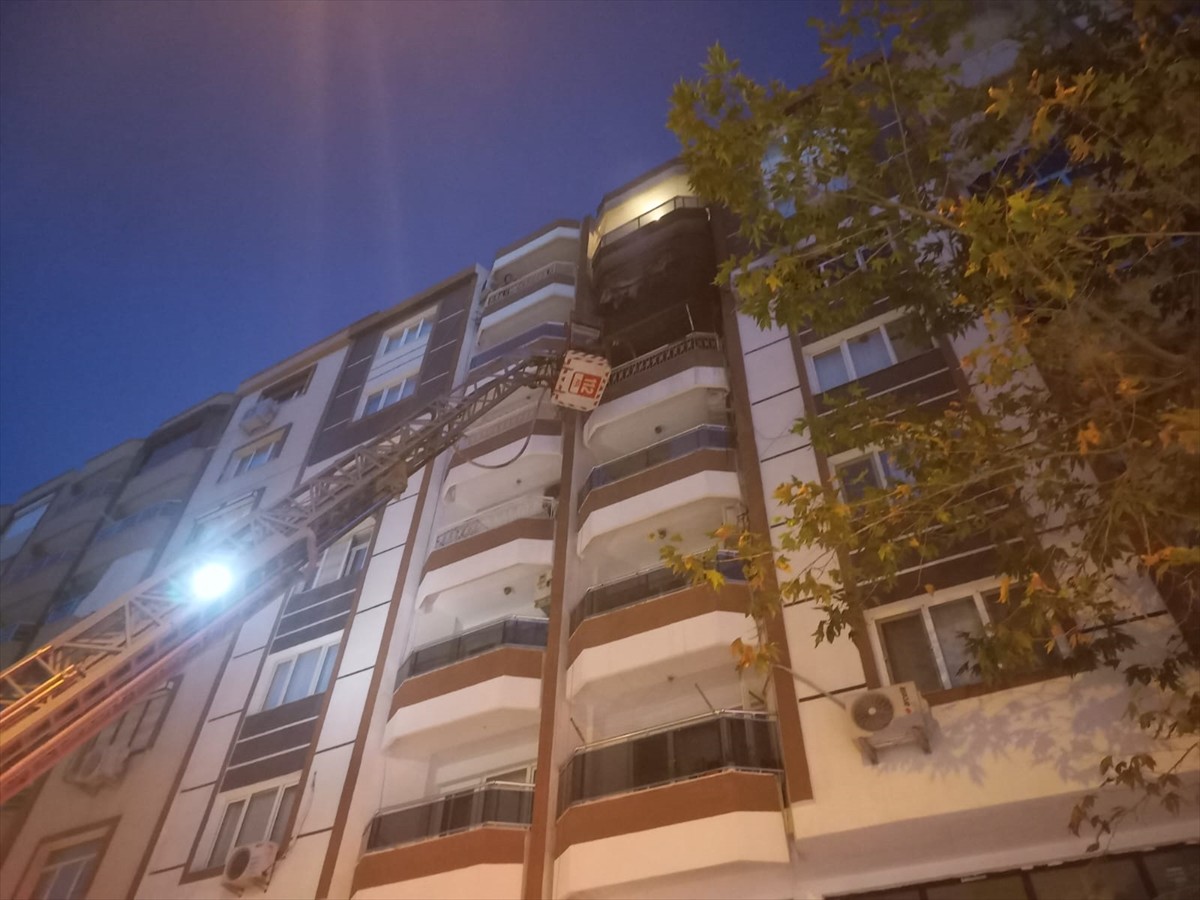 Manisa'da eşiyle tartışan kişi evini ateşe verdi. İhbar üzerine bölgeye itfaiye, sağlık ve polis...