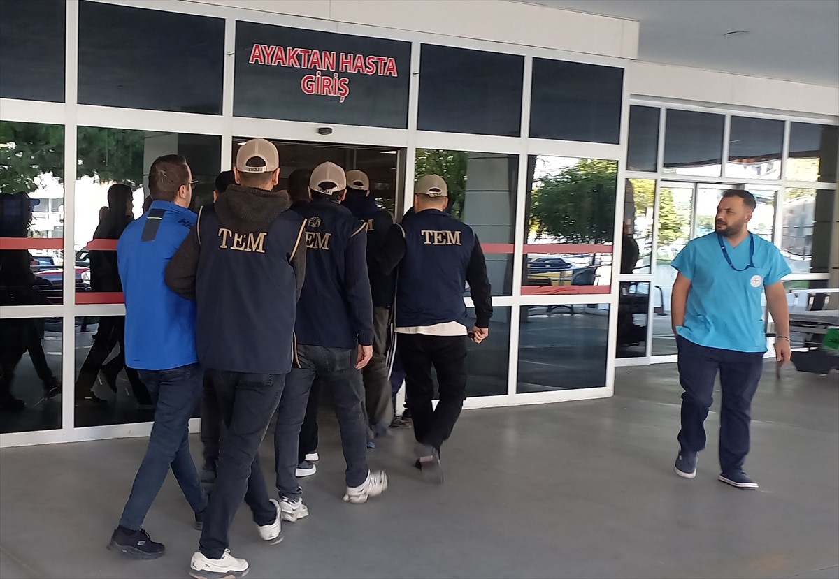 Manisa'da Fetullahçı Terör Örgütü'ne (FETÖ) yönelik operasyonda gözaltına alınan 10 şüpheliden 3'ü...