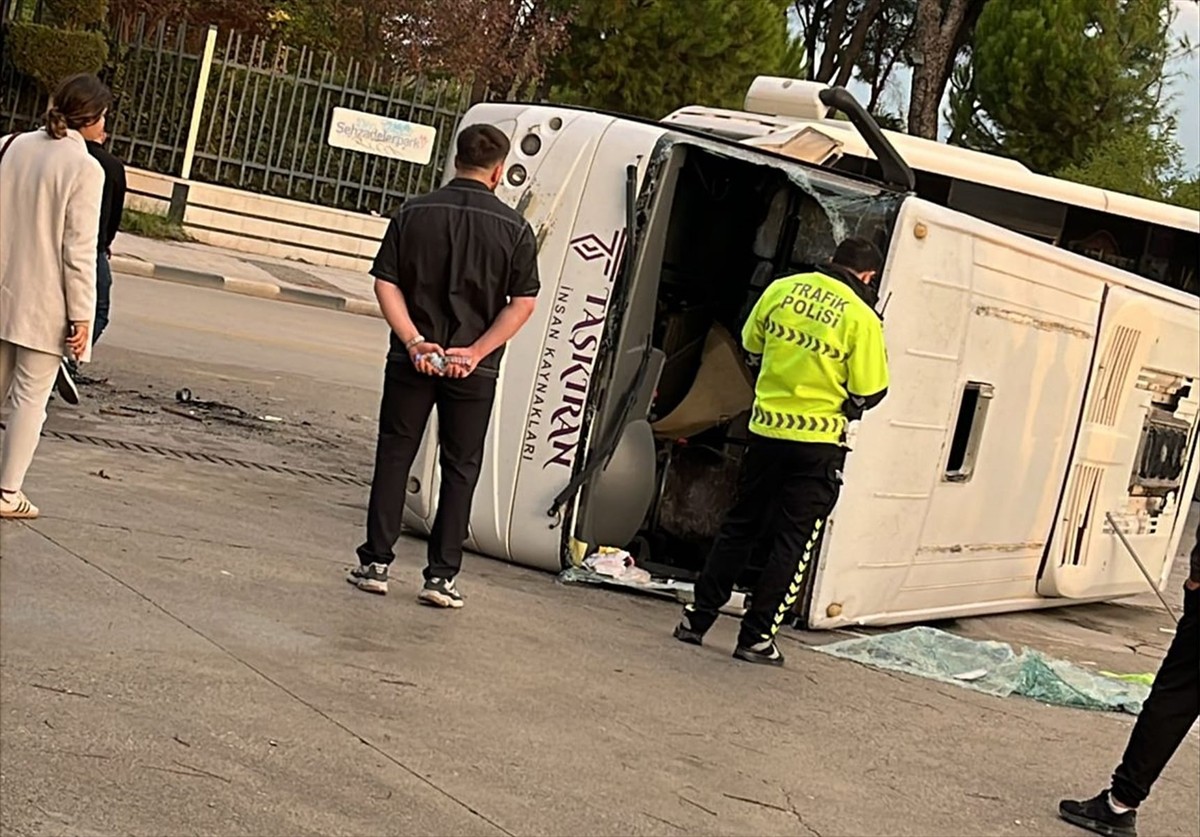 Manisa'nın Şehzadeler ilçesinde işçi servis midibüsü ile hafif ticari aracın çarpışması sonucu 16...