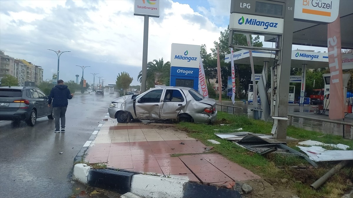 Manisa'nın Şehzadeler ilçesinde otomobilin akaryakıt istasyonunun tabelasına çarparak devrilmesi...