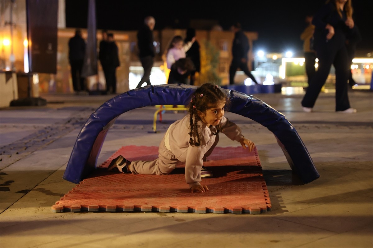Mardin'de "Spor İçin Geç Değil Projesi" kapsamında kent meydanında bir araya gelen vatandaşlar...